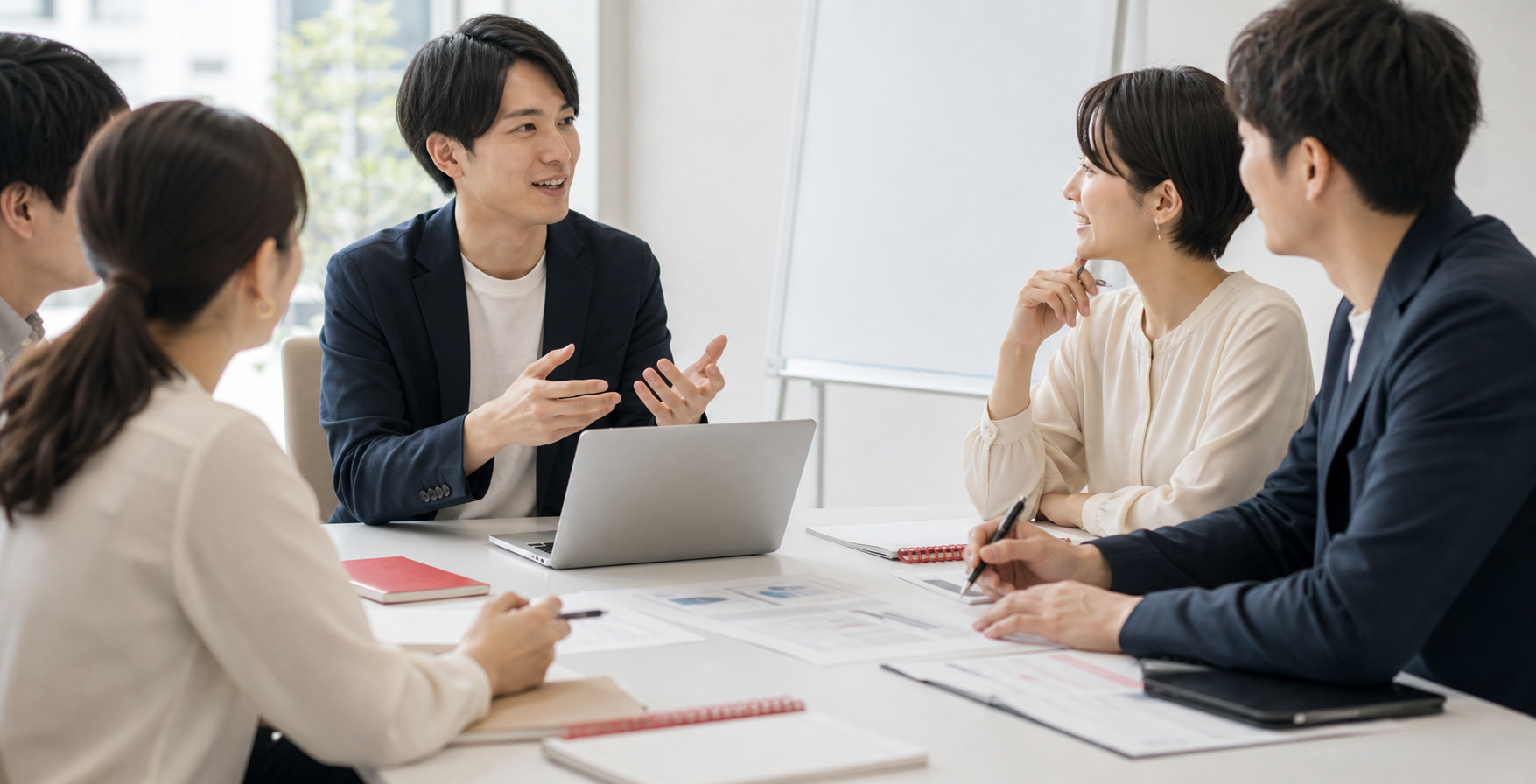 参加者を巻き込むために会議で意見交換する巻き込み期のイメージ